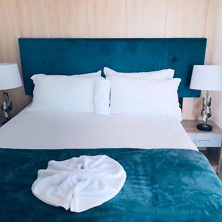 Gabz Airport Inn Габороне Экстерьер фото